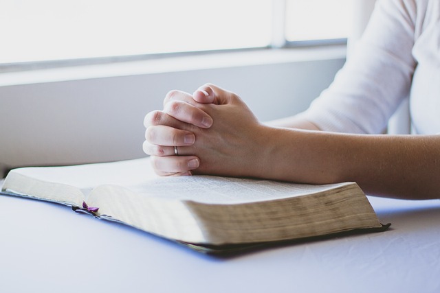 Descubre la posición adecuada para orar según la Biblia